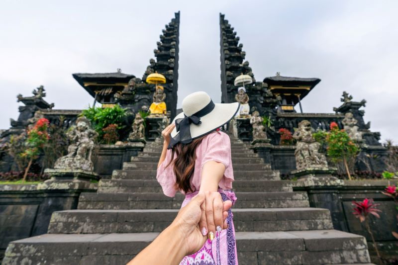 tourist-holding-man-s-hand-leadi