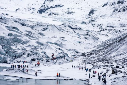 groups-hiking-tourists-trekking